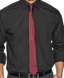camisa negra con corbata roja
