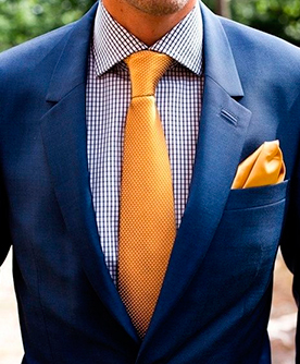 traje azul corbata amarilla