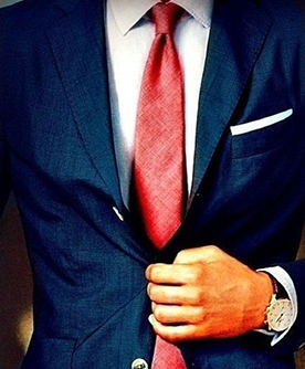 traje azul con corbata roja