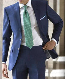 traje azul corbata verde
