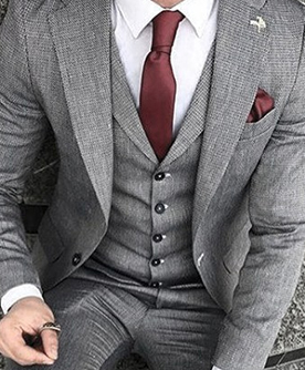 traje gris con corbata roja
