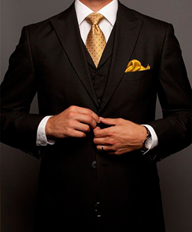 traje negro corbata amarilla